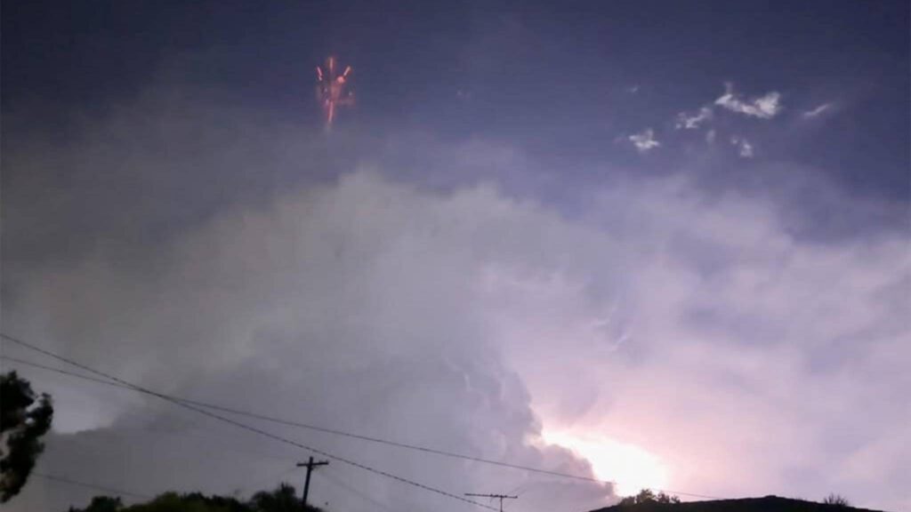 Red sprite surge acima das nuvens em evento elétrico único (Imagem: Tony Surma-Hawes via Spaceweather.com)
