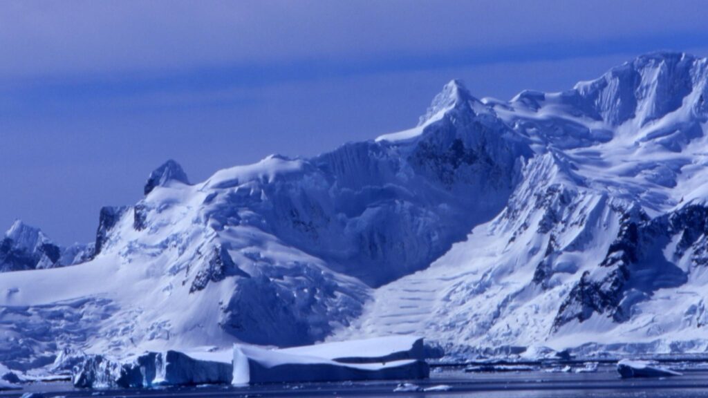 Expedição na Antártida mostra o futuro do nível do mar. (Imagem: Getty Images/ Canva Pro)
