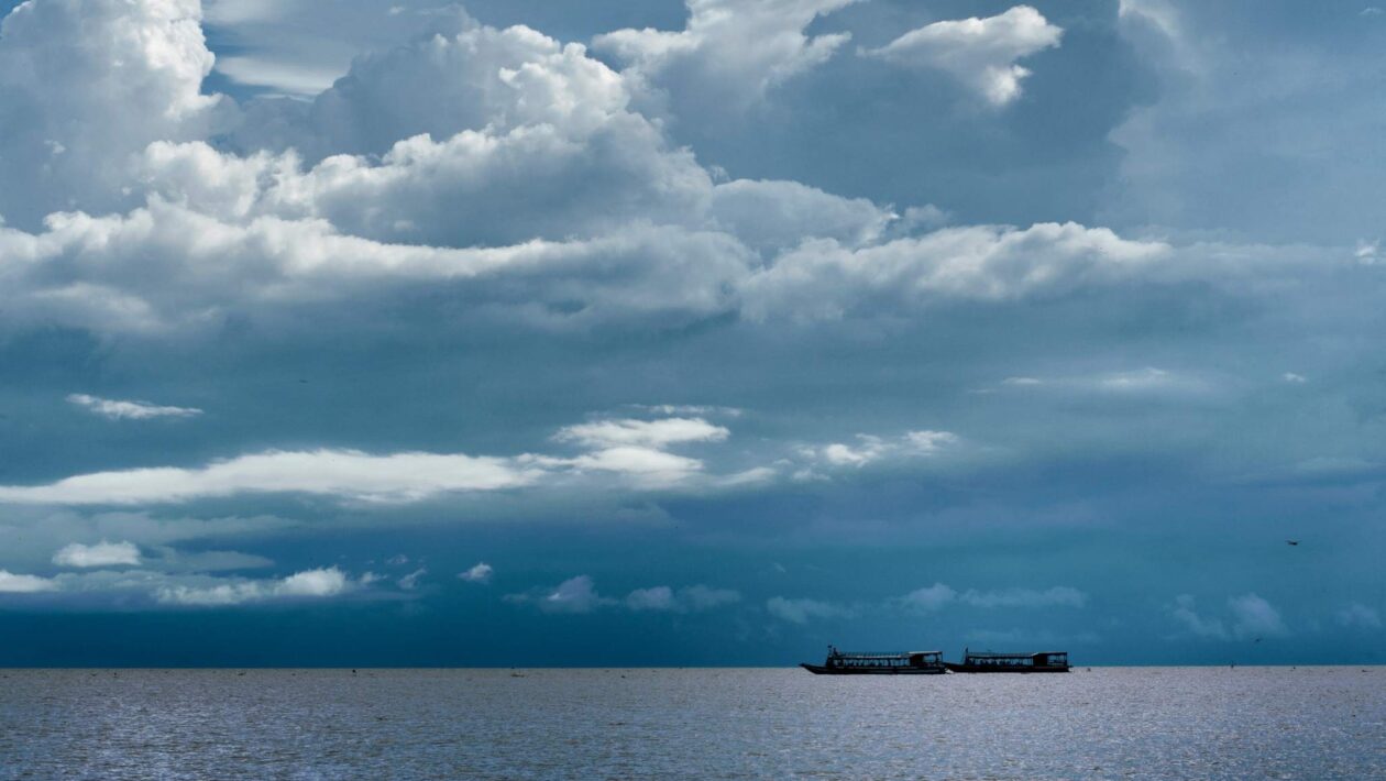 Extração de areia ameaça ecossistema e pesca no Lago Tonlé Sap (Imagem: Getty Images/ Canva Pro)
