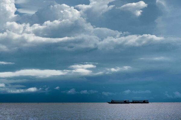 Extração de areia ameaça ecossistema e pesca no Lago Tonlé Sap (Imagem: Getty Images/ Canva Pro)