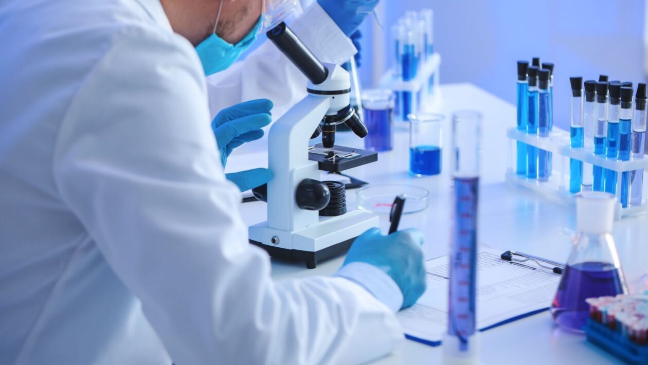 Fiocruz assume fábrica e aumenta produção de testes rápidos. (Foto: Pixelshot via Canva)