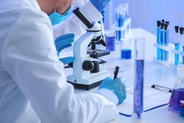 Fiocruz assume fábrica e aumenta produção de testes rápidos. (Foto: Pixelshot via Canva)