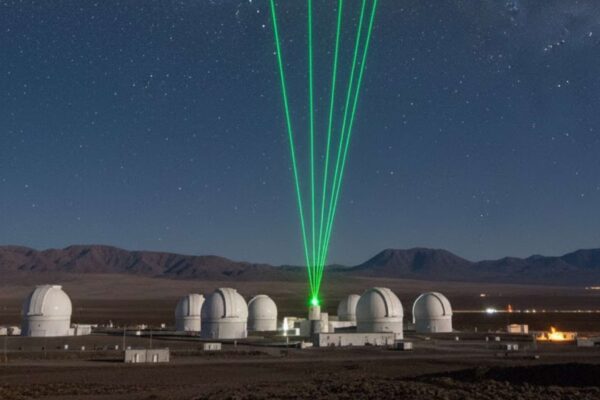 Lasers criam estrelas artificiais e ampliam visão do VLTI no Chile (Imagem: Gerada por IA/ Gemini)