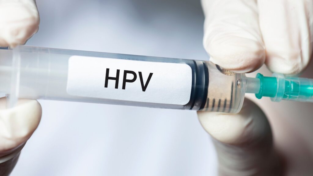 Vacinação precoce é essencial contra o HPV. (Foto: Getty Images via Canva)