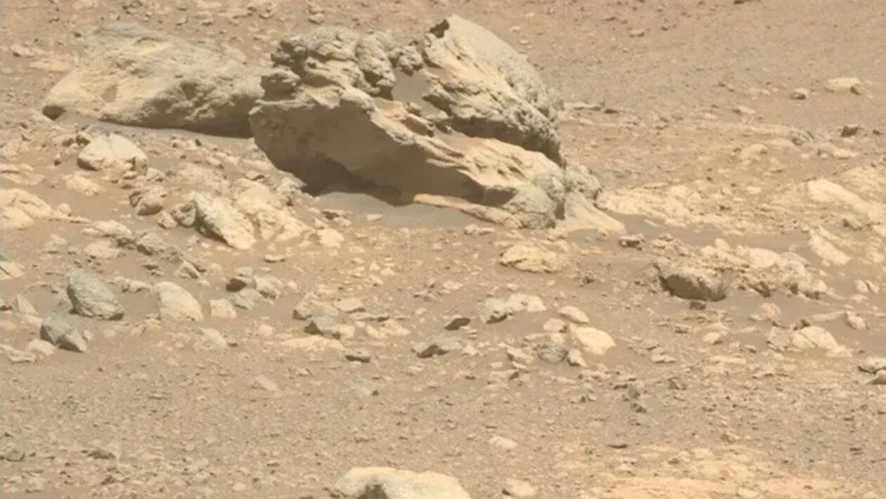 Meteorito metálico surpreende o Perseverance na cratera Jezero. (Imagem: NASA)