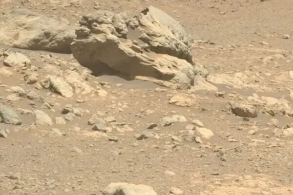 Meteorito metálico surpreende o Perseverance na cratera Jezero. (Imagem: NASA)