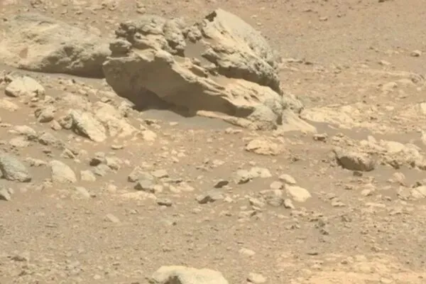 Meteorito metálico surpreende o Perseverance na cratera Jezero. (Imagem: NASA)