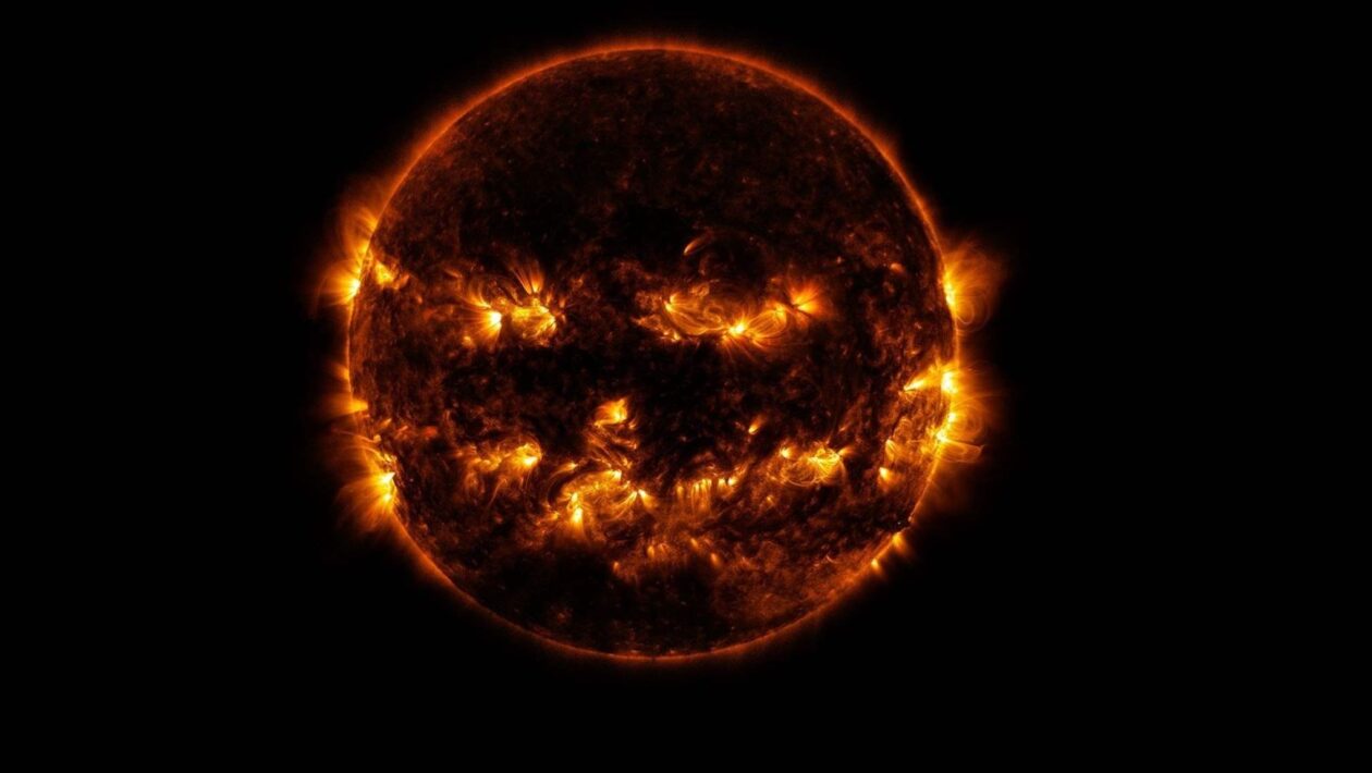 Sol aparece com rosto assustador e intriga observadores do céu (Imagem: NASA/GSFC/SDO)