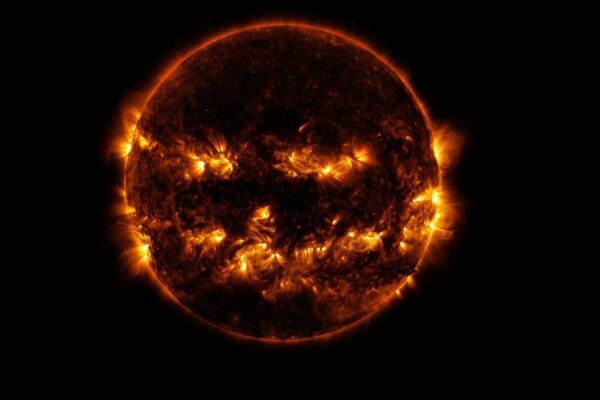Sol aparece com rosto assustador e intriga observadores do céu (Imagem: NASA/GSFC/SDO)