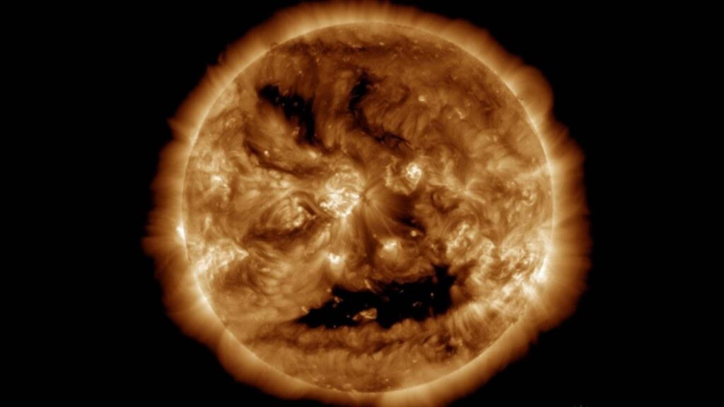 Fenômeno solar cria imagem que lembra uma abóbora de Halloween (Imagem: NASA/GSFC/SDO)