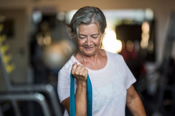 SuperAgers mantêm memória afiada mesmo após os 80 anos. (Foto: Perfect Wave via Canva)