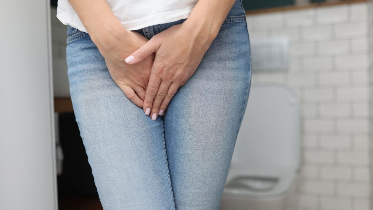Urinar mais de duas vezes à noite exige atenção médica. (Foto: Getty Images via Canva)