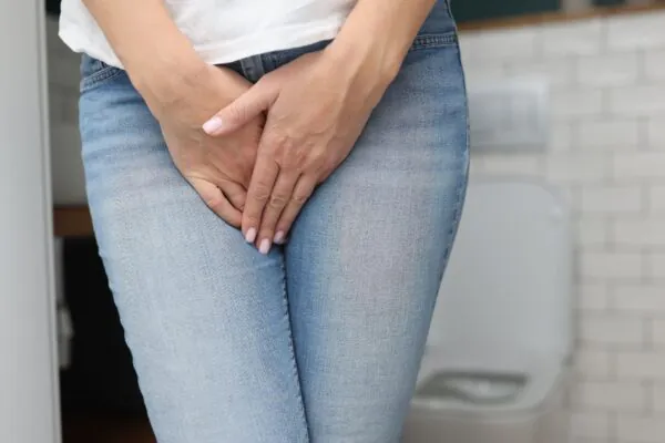 Urinar mais de duas vezes à noite exige atenção médica. (Foto: Getty Images via Canva)