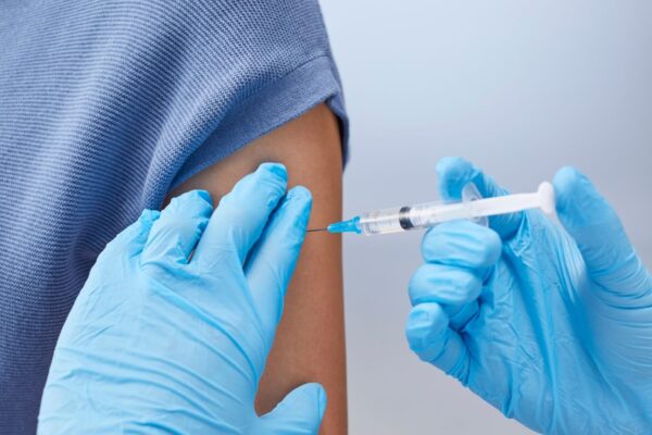 Vacina de dose única promete ampliar proteção contra dengue. (Foto: Aflo via Canva)