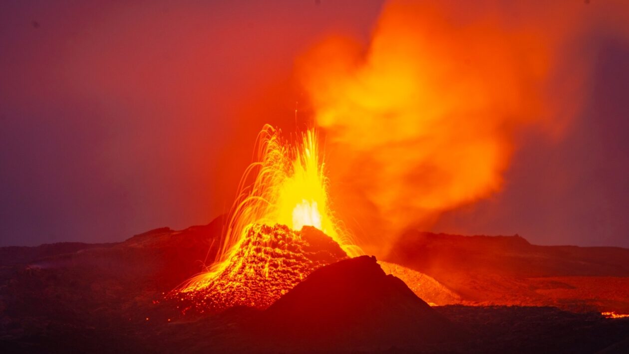 Fragmentos de continentes alimentam vulcões em ilhas oceânicas distantes (Imagem: Getty Images/ Canva Pro)