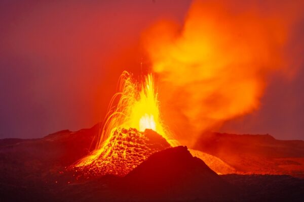 Fragmentos de continentes alimentam vulcões em ilhas oceânicas distantes (Imagem: Getty Images/ Canva Pro)