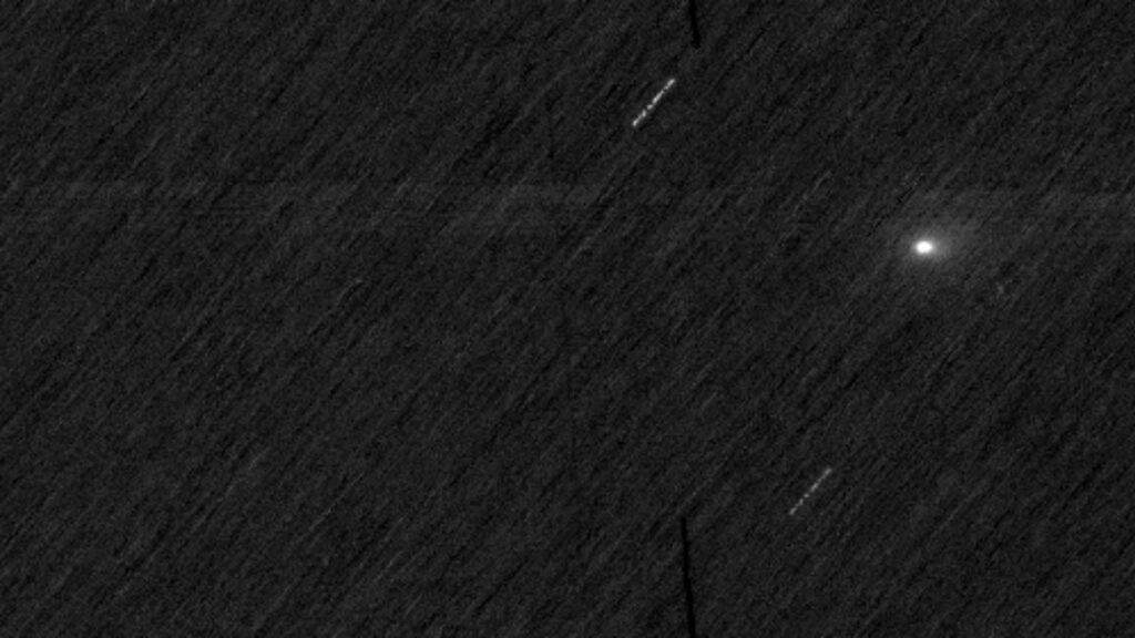 Visitante interestelar revela brilho intenso e plumas de gás incomuns (Imagem: ExoMars TGO image of comet 3I/ATLAS)
