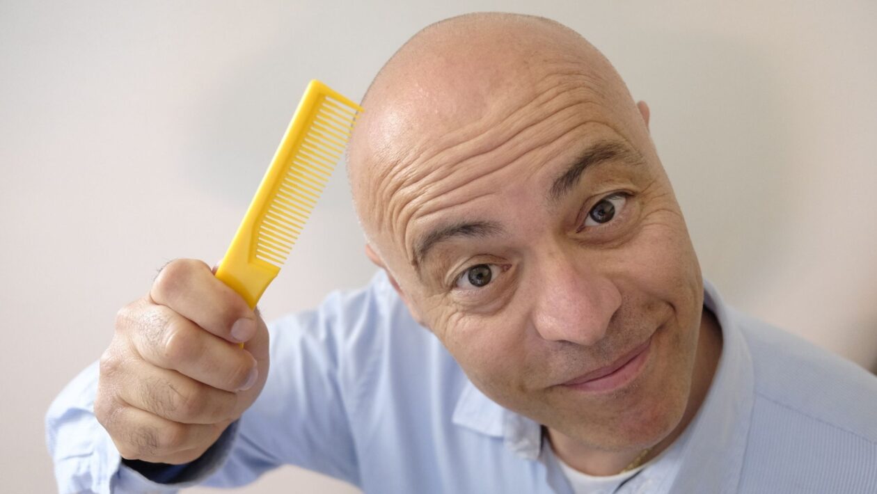 Álcool e açúcar em excesso enfraquecem os folículos capilares. (Foto: Getty Images via Canva)