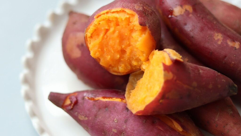 Carboidratos certos garantem mais força durante a corrida. (Foto: Limonsparkk via Canva)