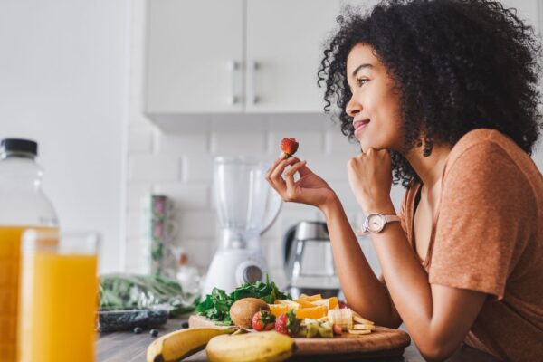 Comer bem ajuda a reduzir a ansiedade diariamente. (Foto: Getty Images via Canva)
