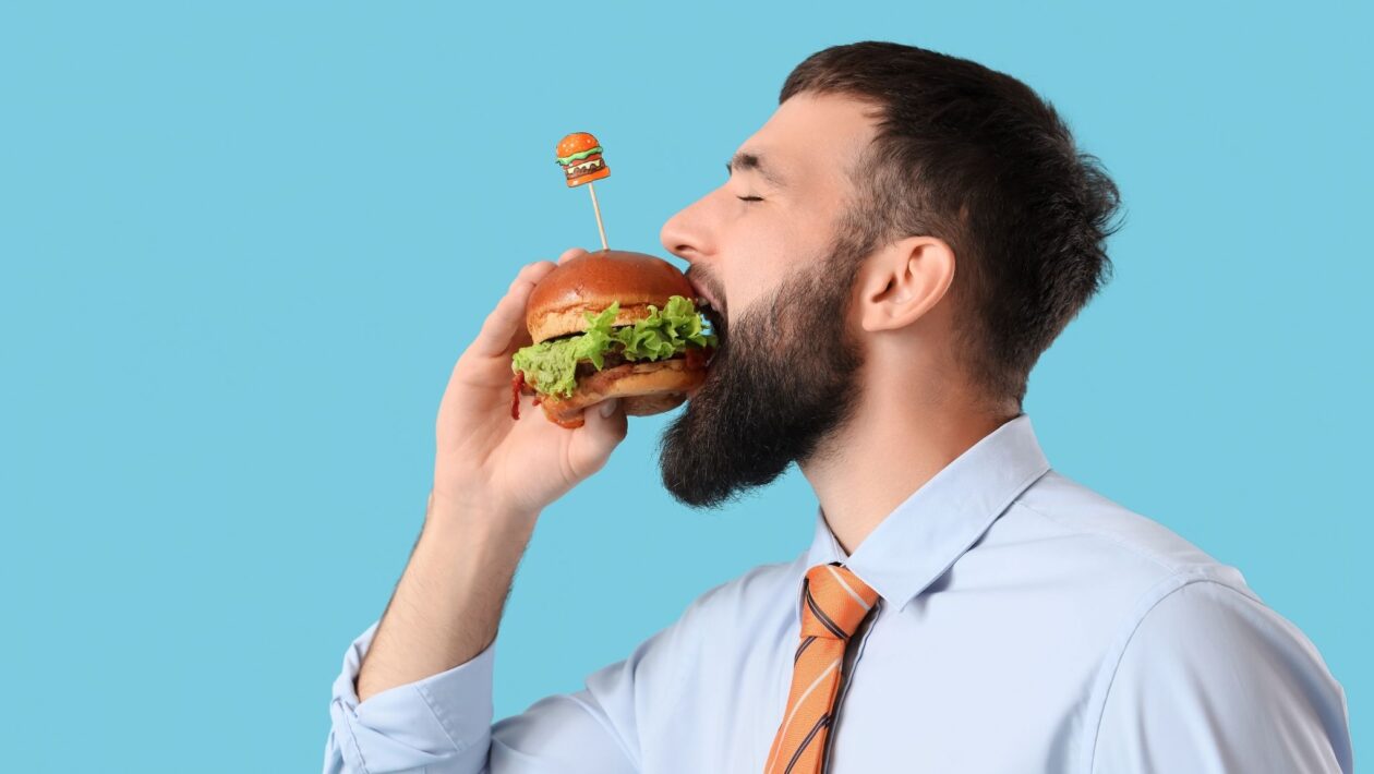 Alimentos ultraprocessados podem reduzir minutos de vida saudável. (Foto: Pixelshot via Canva)