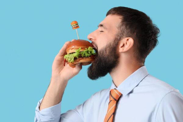 Alimentos ultraprocessados podem reduzir minutos de vida saudável. (Foto: Pixelshot via Canva)