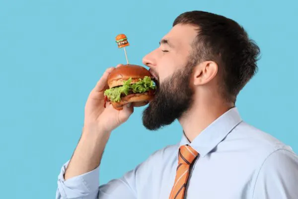 Alimentos ultraprocessados podem reduzir minutos de vida saudável. (Foto: Pixelshot via Canva)