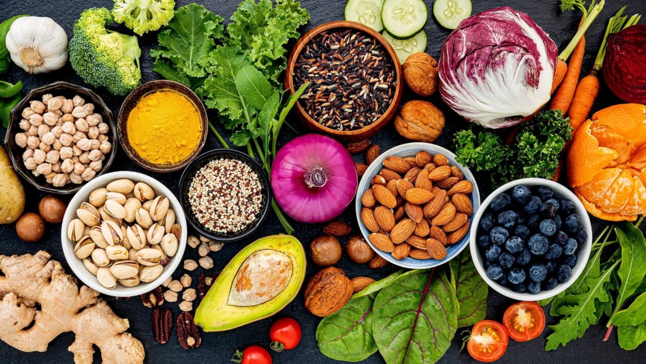 Alimentos que protegem as células e retardam o envelhecimento. (Foto: kerdkanno via Canva)