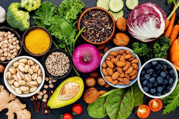 Alimentos que protegem as células e retardam o envelhecimento. (Foto: kerdkanno via Canva)