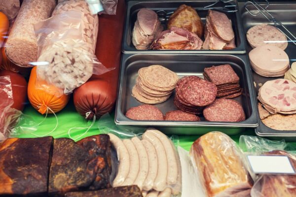 Estudo mostra danos genéticos causados por ultraprocessados. (Foto: Getty Images via Canva)