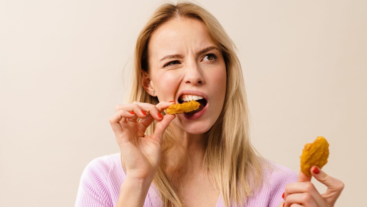 Dieta rica em industrializados afeta a saúde intestinal. (Foto: Dean Drobot via Canva)