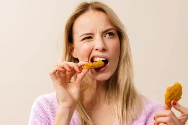 Dieta rica em industrializados afeta a saúde intestinal. (Foto: Dean Drobot via Canva)