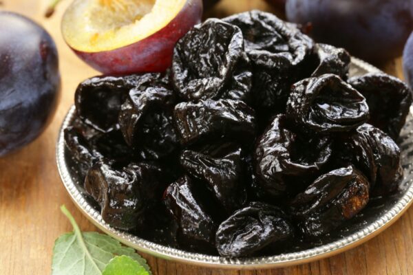 Ameixa seca ajuda a regular o intestino e eliminar toxinas. (Foto: Olga Kriger via Canva)