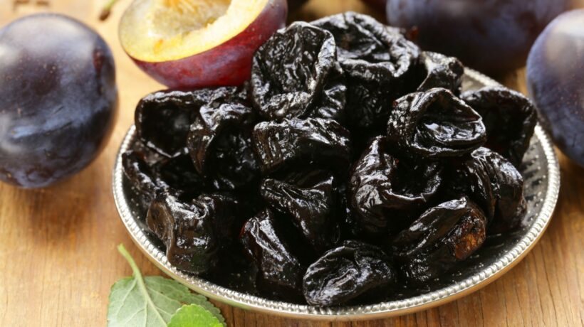 Ameixa seca ajuda a regular o intestino e eliminar toxinas. (Foto: Olga Kriger via Canva)