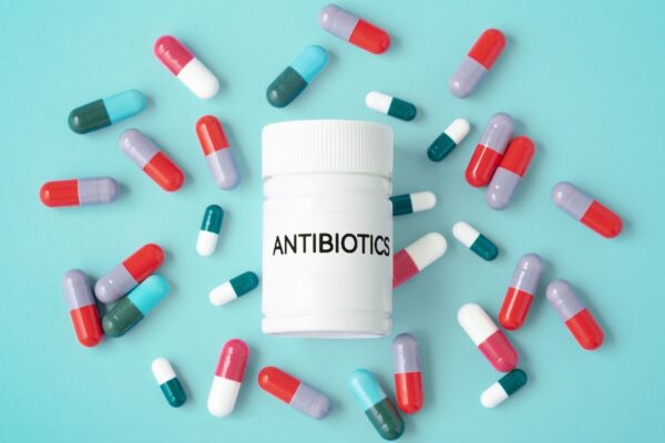 Novo antibiótico promete vencer superbactérias letais. (Foto: Getty Images via Canva)