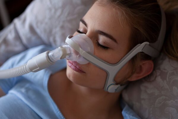 Dormir mal acelera o envelhecimento do cérebro. (Foto: Getty Images via Canva)