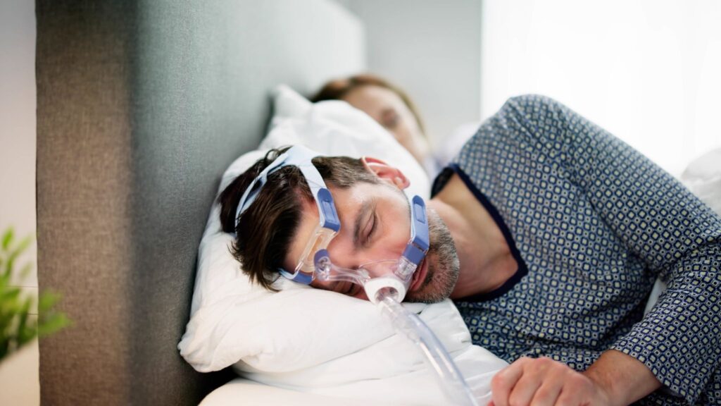 Tratar apneia melhora memória e saúde mental. (Foto: Getty Images via Canva)