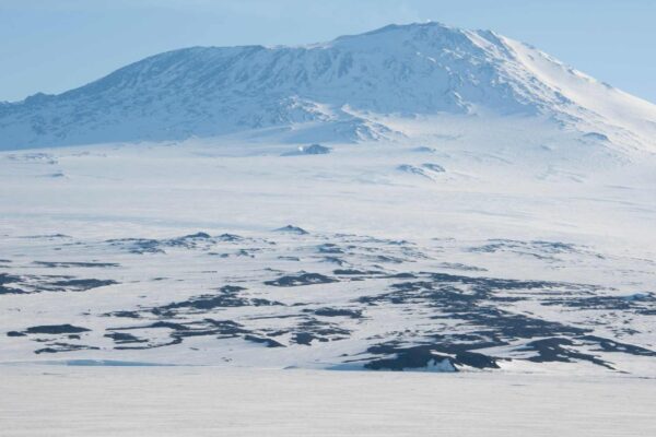 Gelo da Antártida revela ar antigo e clima da Terra pré-histórico (Imagem: Getty Images/ Canva Pro)
