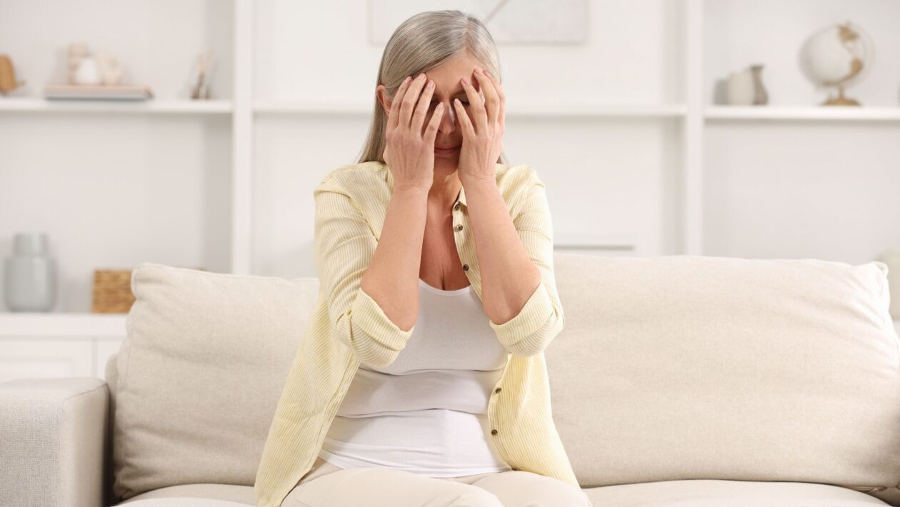 Alterações hormonais impactam o sono e bem-estar geral. (Foto: Africa Images via Canva)