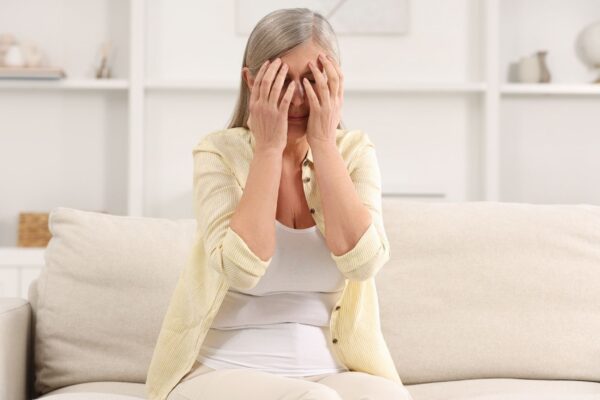 Alterações hormonais impactam o sono e bem-estar geral. (Foto: Africa Images via Canva)