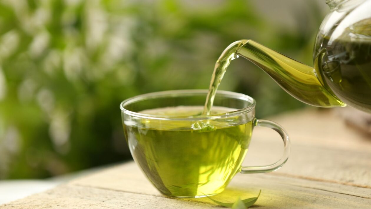 Catequinas do chá-verde protegem e revitalizam o fígado. (Foto: Pixelshot via Canva)