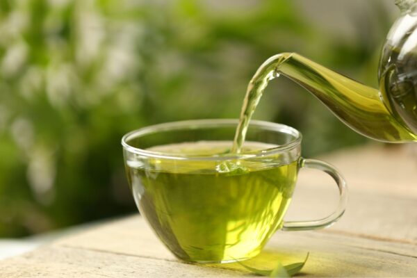 Catequinas do chá-verde protegem e revitalizam o fígado. (Foto: Pixelshot via Canva)