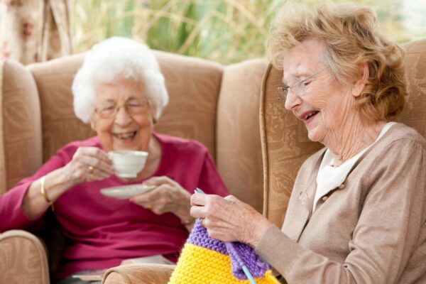 Idosos que ajudam amigos melhoram humor e bem-estar. (Foto: Getty Images via Canva)