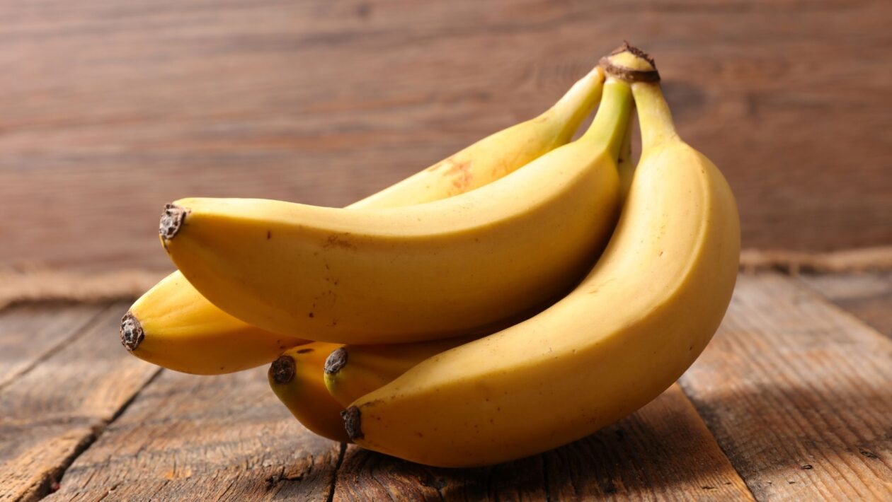 Comer banana reduz estresse e promove noites tranquilas. (Foto: Getty Images via Canva)