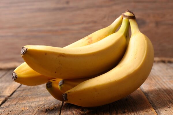 Comer banana reduz estresse e promove noites tranquilas. (Foto: Getty Images via Canva)