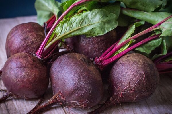 Beterraba aumenta o fluxo sanguíneo e protege o coração. (Foto: Pixabay via Canva)