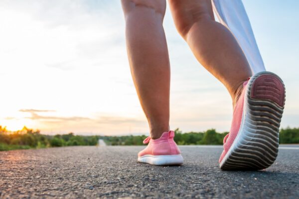 Estudo de Harvard mostra que caminhar protege o coração das mulheres. (Foto: BNMK 0819 via Canva)