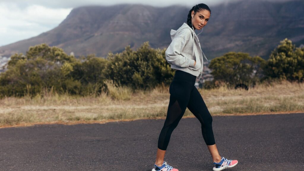 Pequenas caminhadas semanais ajudam a viver mais e com saúde. (Foto: Jacob Lund via Canva)