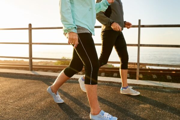 Caminhar 15 minutos contínuos reduz risco cardíaco. (Foto: Getty Images via Canva)