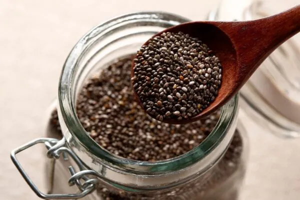 Chia promove saciedade e ajuda no controle do peso. (Foto: Aflo via Canva)
